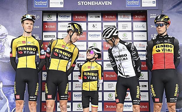 Imagen principal - ¿Quién es el ciclista infantil del Tour de Britania que lideró la escapada del equipo de Roglic?