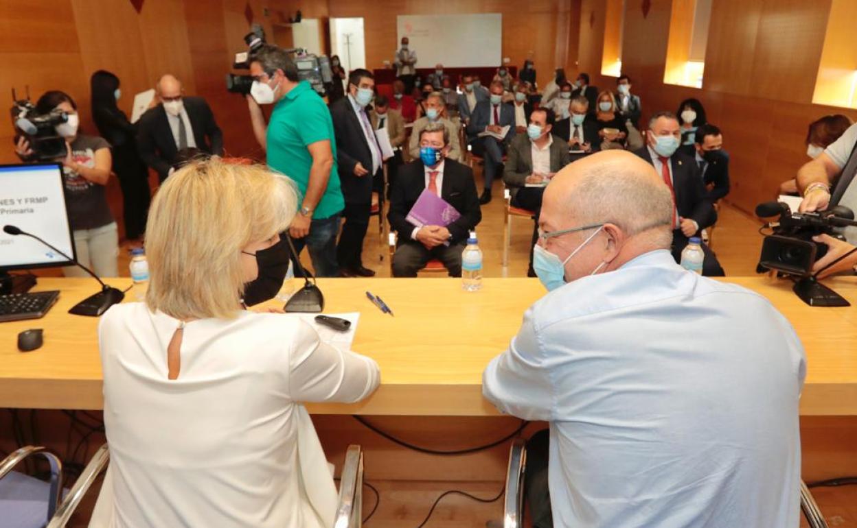 Verónica Casado y Francisco Igea, antes de su reunión con los presidentes de las diputaciones provinciales. 