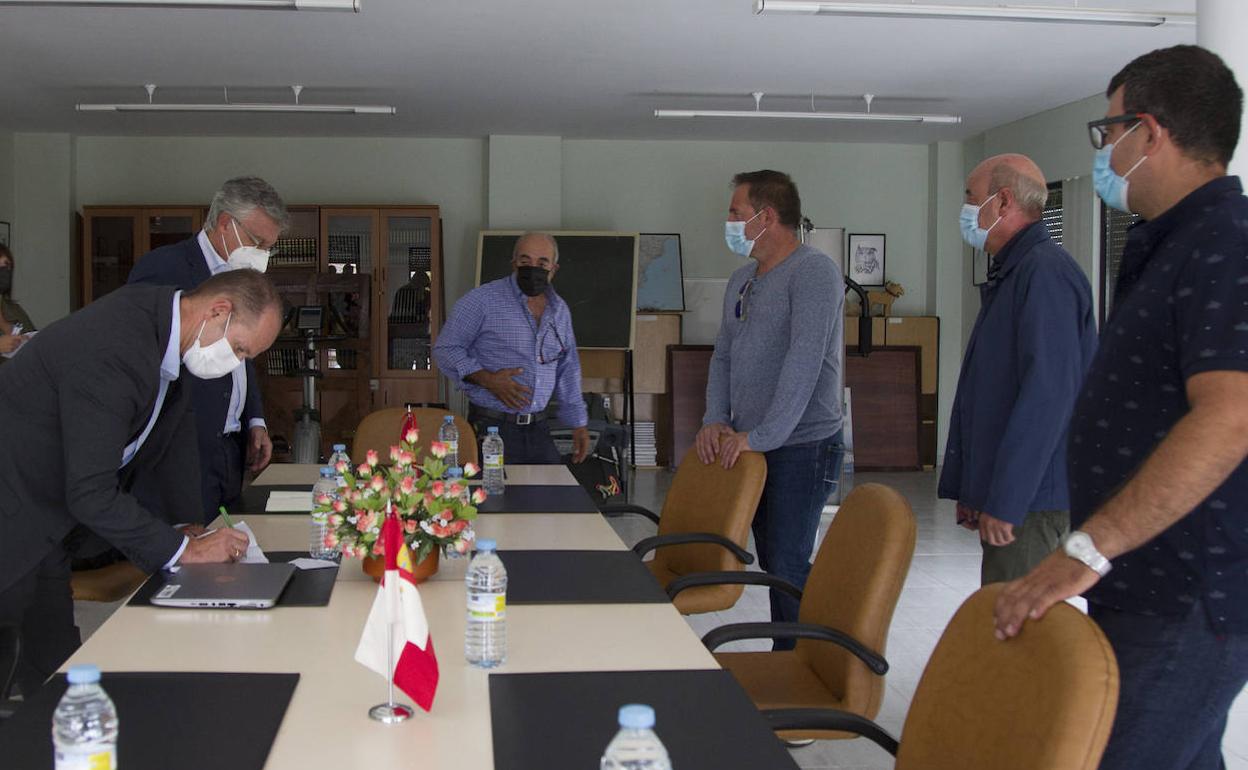Reunión de directivos de Iberdrola con alcaldes zamoranos afectados por el vaciado de la presa.