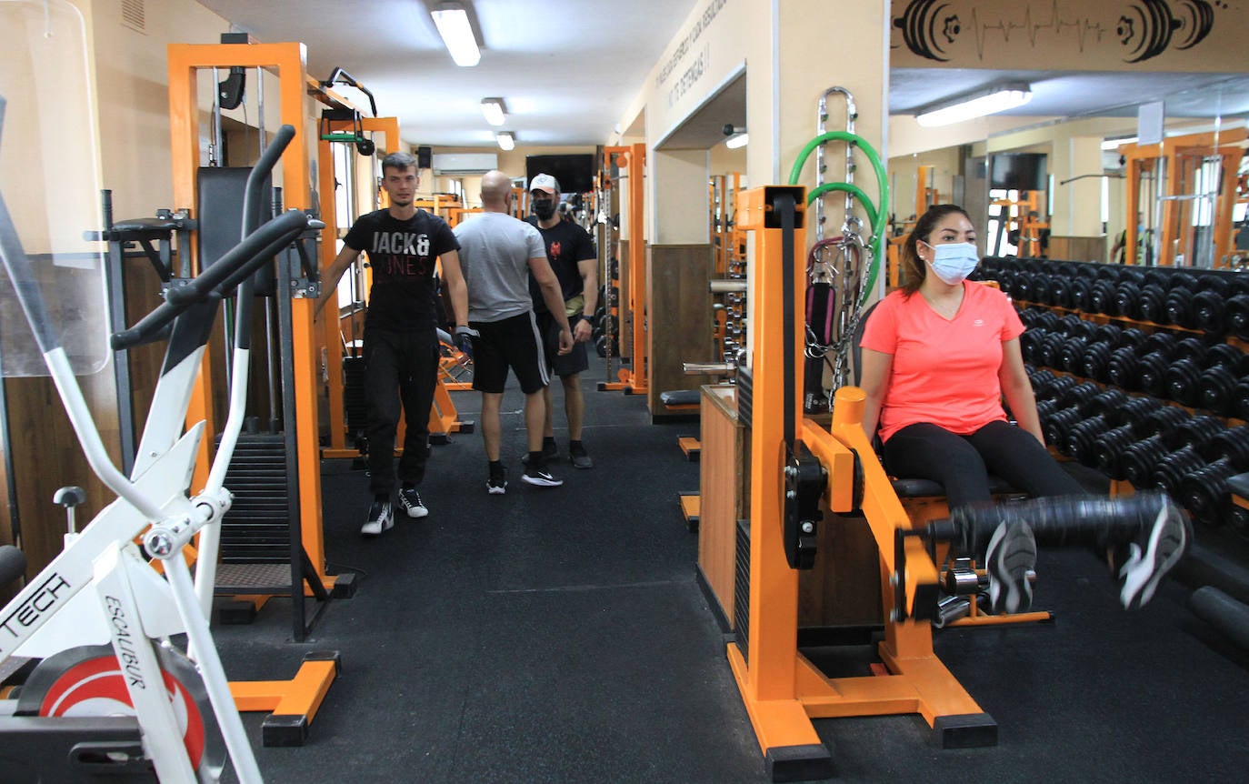 Una mujer realiza ejercicio en un gimnasio de Segovia.