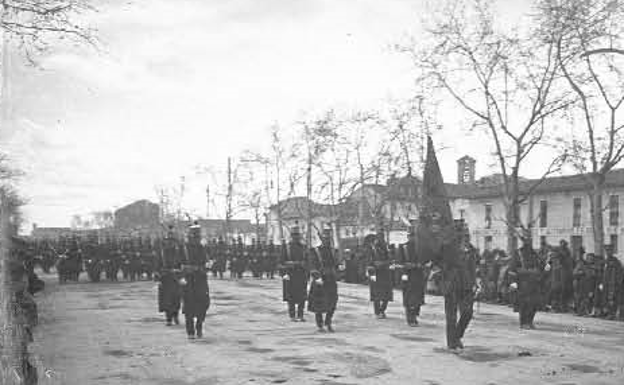 Desfile del Regimiento de Infantería Isabel II, al que pertenecía Ismael Ríos, en 1915. 