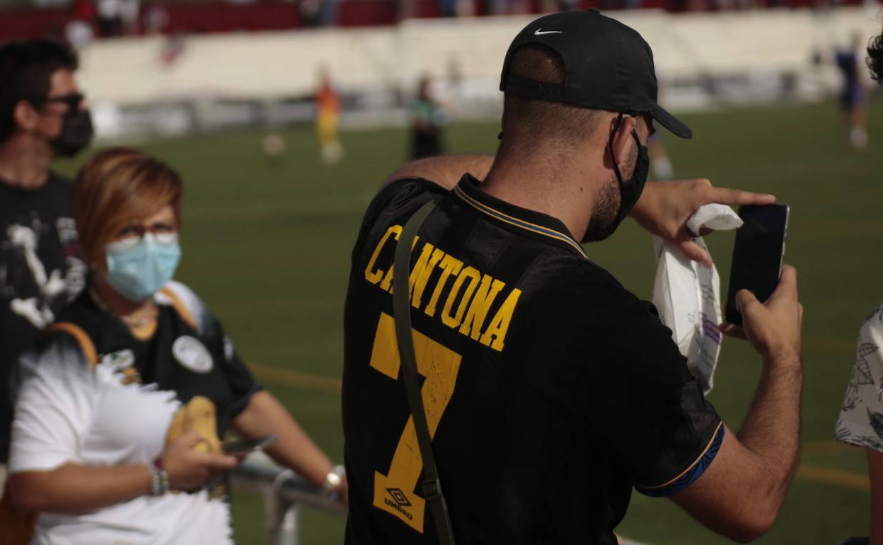 Un seguidor con la camiseta de Cantona realiza una foto en el Reina Sofía. 