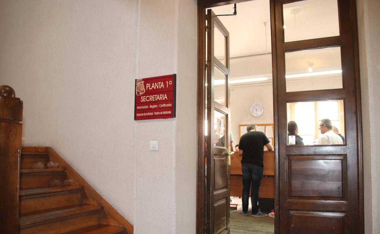 Acceso a las oficinas del Ayuntamiento de Cuéllar.