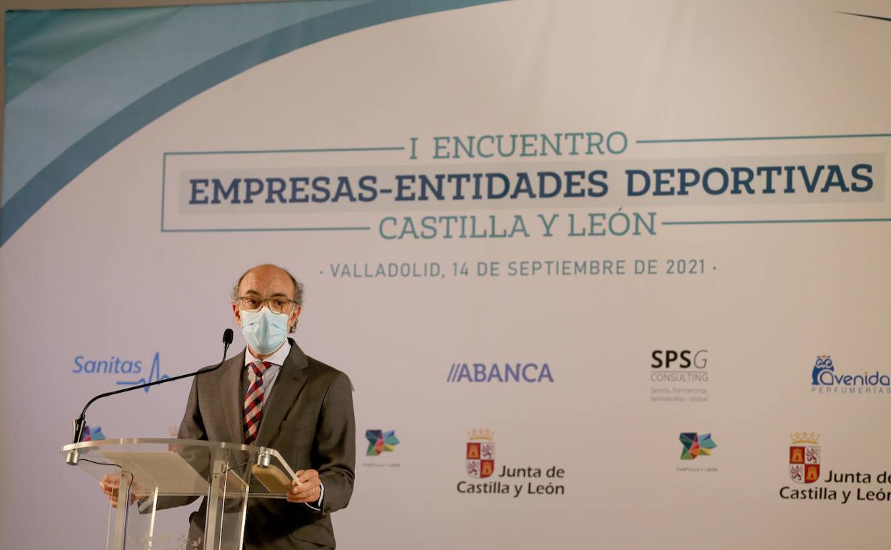 El consejero de Cultura y Turismo de la Junta, Javier Ortega, en la inauguración del I Encuentro entre entidades empresariales y deportivas de Castilla y León 