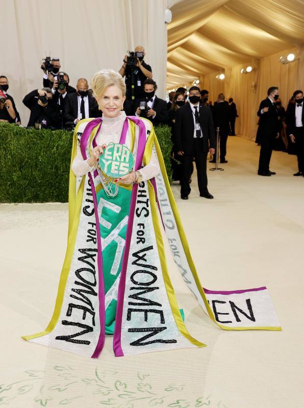 La congresista Carolyn Maloney con un traje con frases apoyando los derechos de la mujer. 