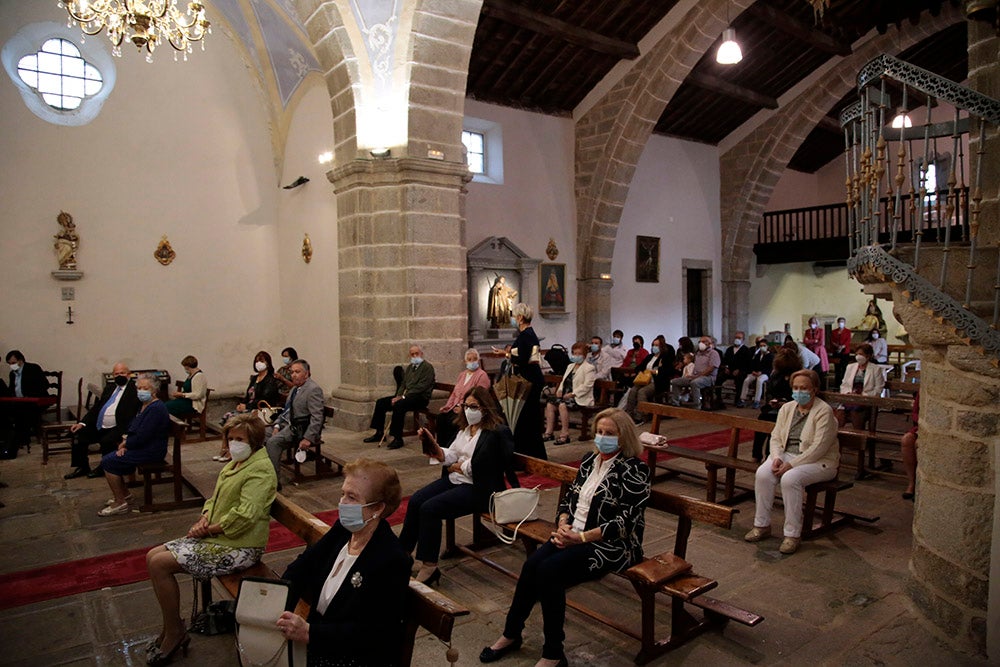 La lluvia no fue impedimento para que los fieles asistieran a la misa en Sorihuela