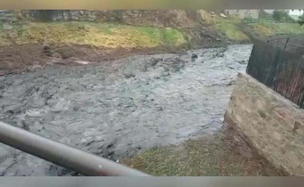 Las lluvias arrastran la ceniza y tiñen de negro el agua en la zona del incendio de Navalacruz