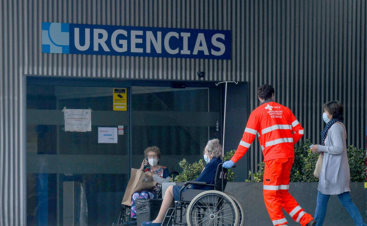 Pacientes acceden al Servicios de Urgencias delHospital Clínico de Valladolid. 