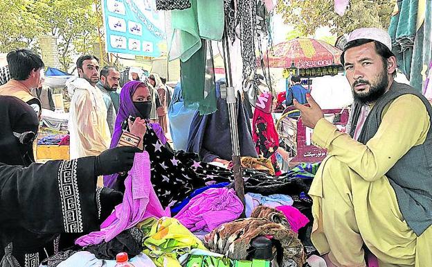 Los enseres familiares inundan los zocos de Kabul.