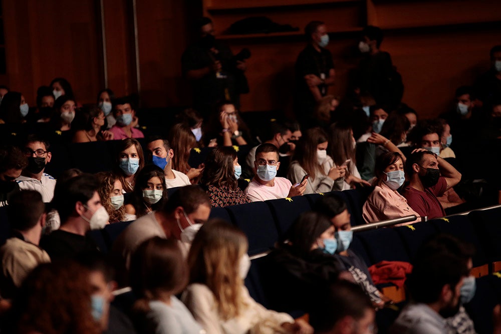 La Pegatina superó todas las expectativas a pesar del cambio de lugar y del retraso en el inicio por la correspondiente reubicación de localidades. Entre el público se pudo ver a Maite Cazorla, Andrea Vilaró y Ester García, jugadoras y fisio del CB Avenida