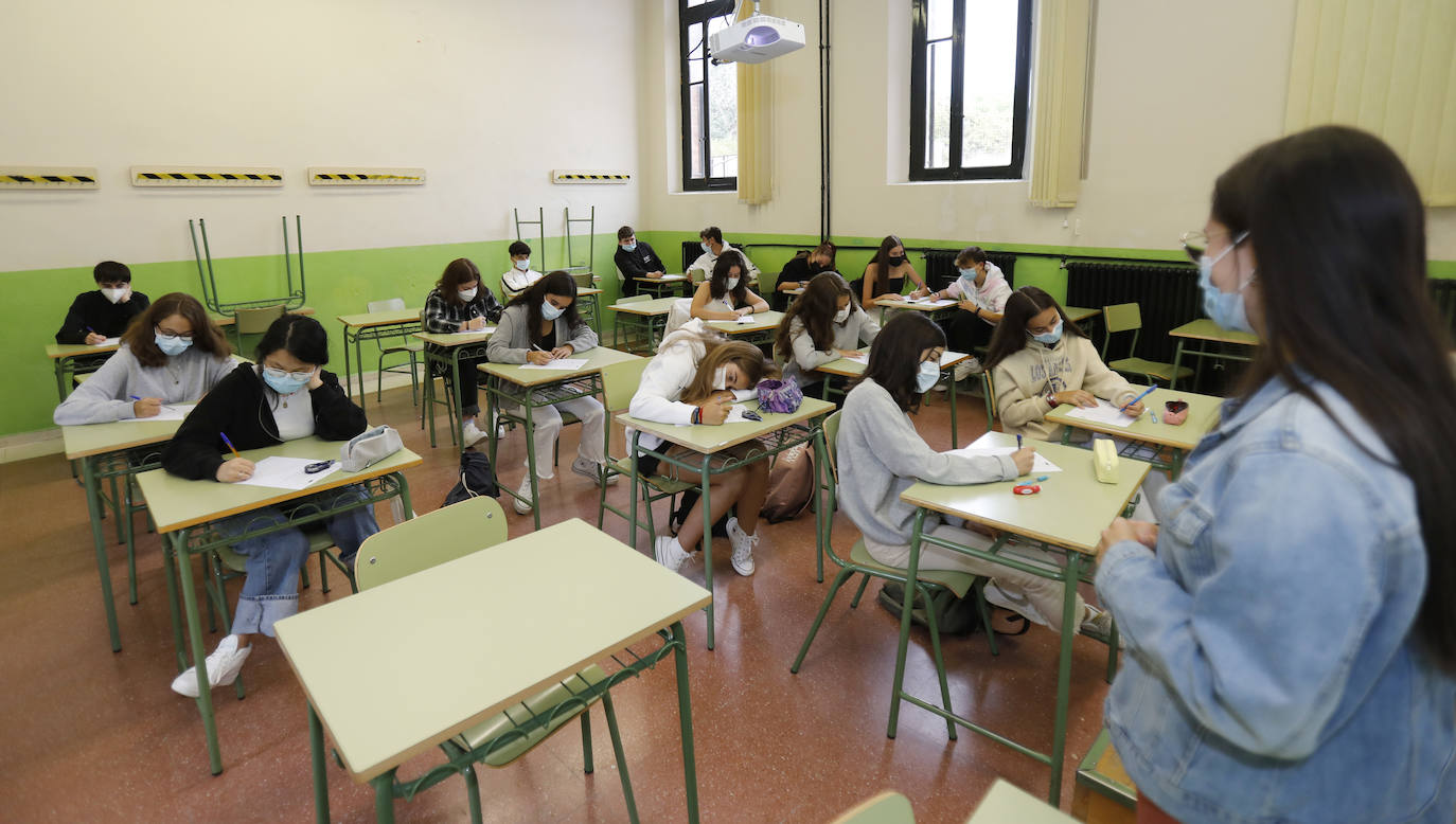 Fotos: Siete mil alumnos de ESO y Bachillerato vuelven a clase