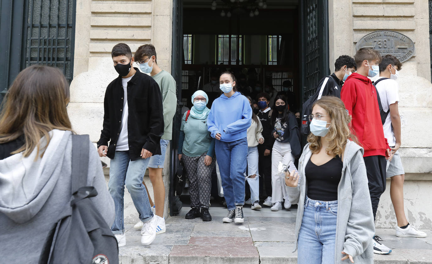 Fotos: Siete mil alumnos de ESO y Bachillerato vuelven a clase