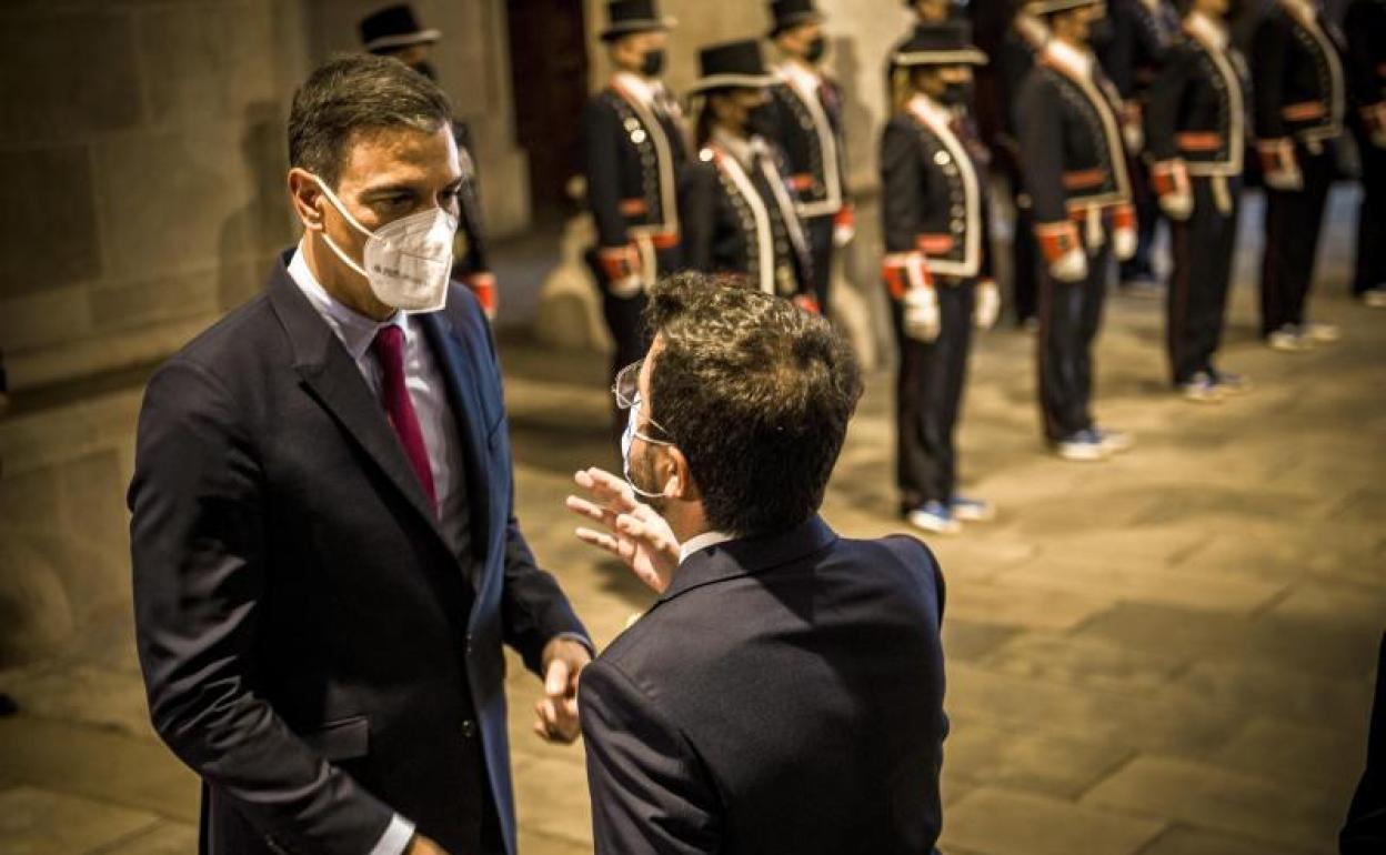 Pedro Sánchez y Pere Aragonés se saludan antes de la reunión que mantuvieron en el Palau de la Generalitat