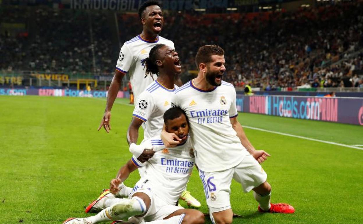 Rodrygo, Camavinga y Vinicius celebran junto a Nacho el gol del primero ante el Inter.