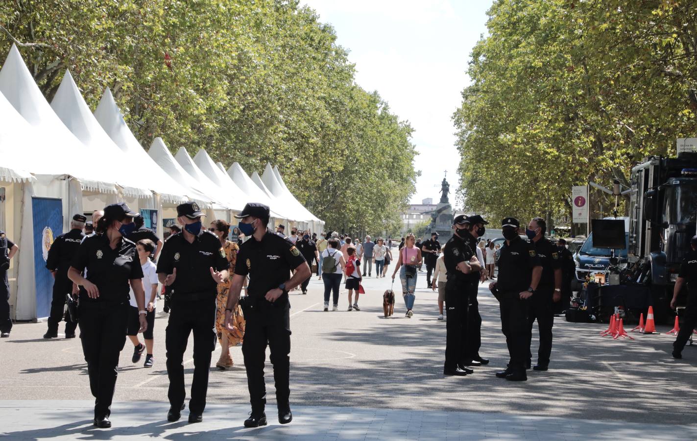 Fotos: Exposición del Día de la Policía en la Acera de Recoletos de Valladolid