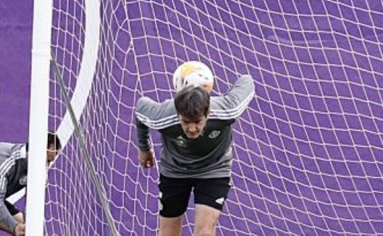 Pacheta juega con un balón durante un entrenamiento del Real Valladolid.