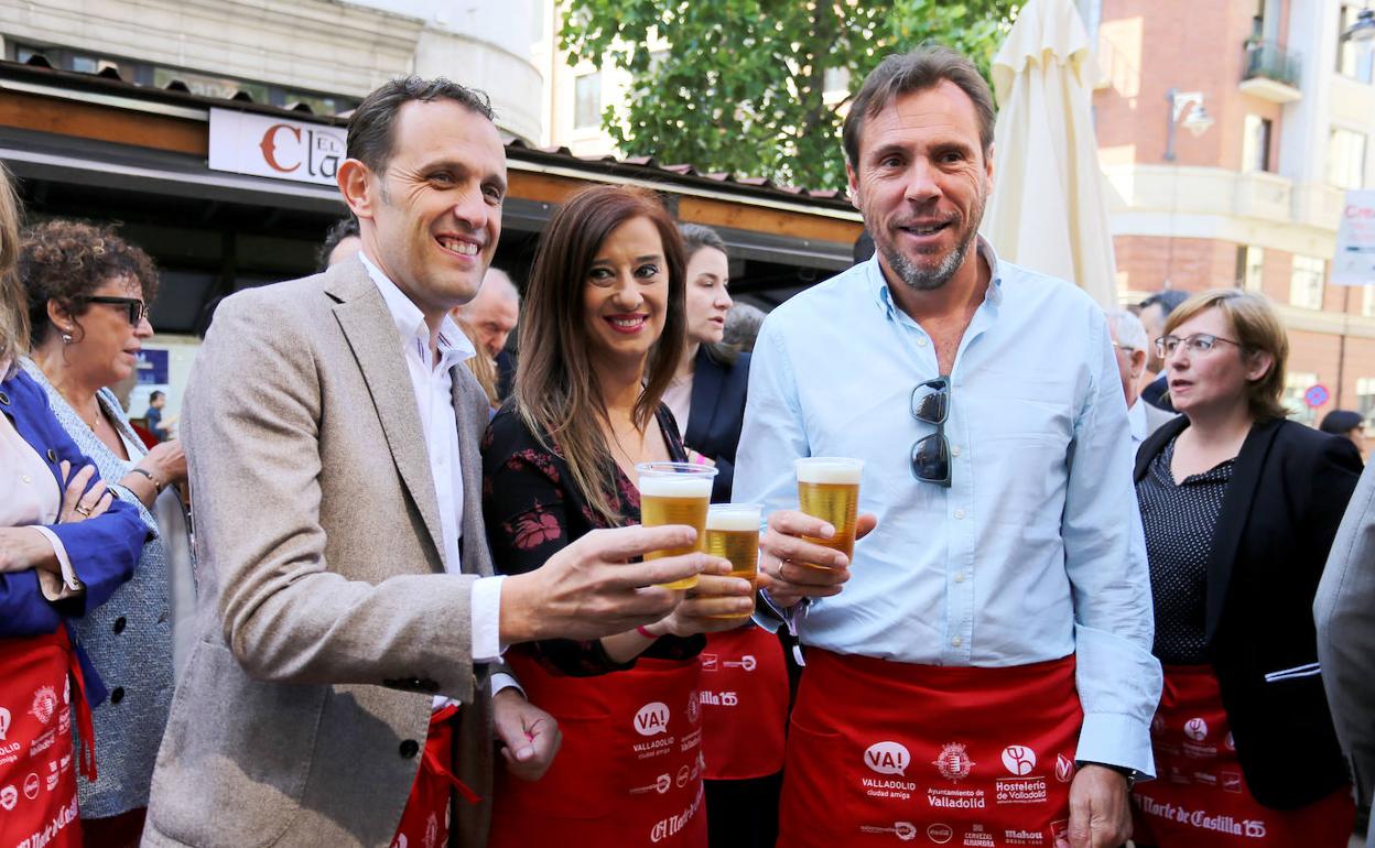 Conrado Íscar y Óscar Puente brindan en una Feria de Día junto a la entonces presidenta de los hosteleros, María José Hernández. 