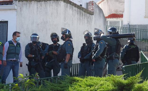 Los guardias civiles se preparan para el registro realizado en Girón. 