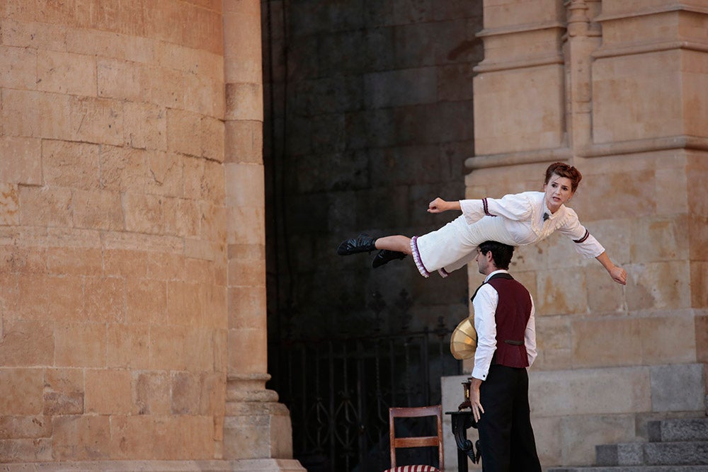 "Tea Time", de Cirkofonic, abrió la aplazada última sesión del Festival de Artes de Calle