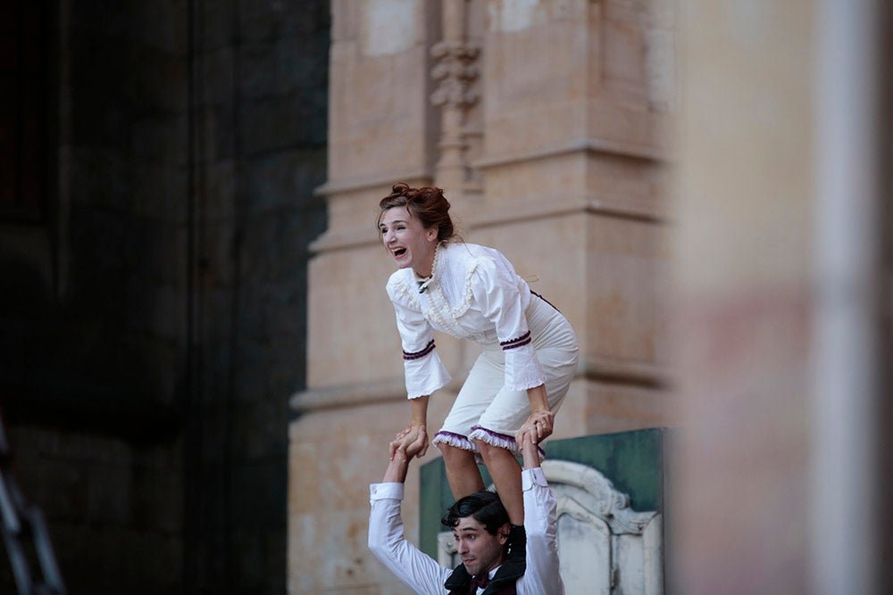 "Tea Time", de Cirkofonic, abrió la aplazada última sesión del Festival de Artes de Calle