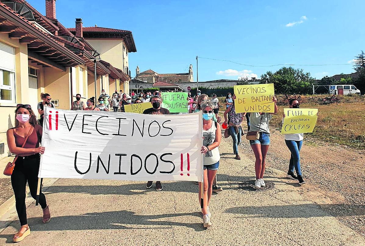 Manifestación ayer de los vecinos de Baltanás ante el chalé ocupado. 