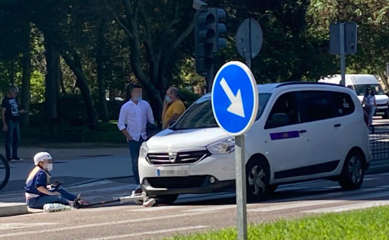 La mujer, en el suelo tras el accidente.