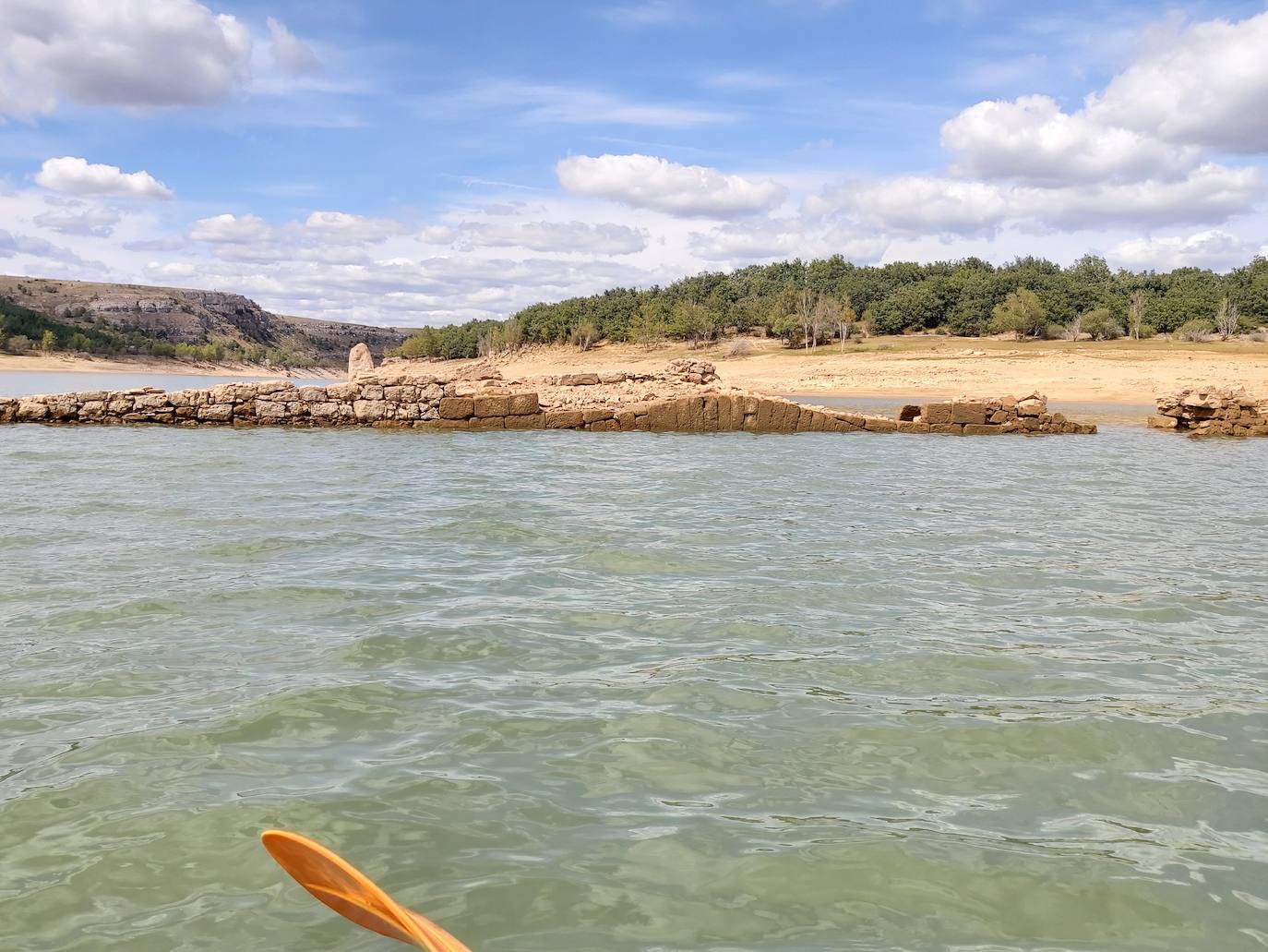 Fotos: Acusado descenso del nivel de agua en el pantano de Aguilar