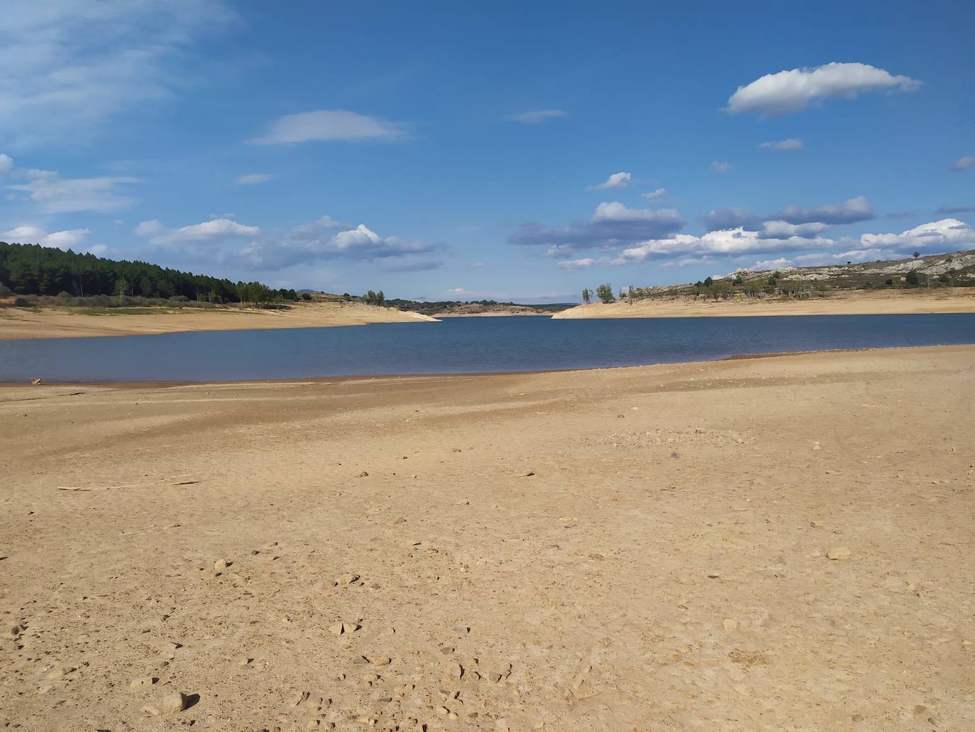 Fotos: Acusado descenso del nivel de agua en el pantano de Aguilar