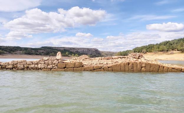 Restos del puente de Villanueva del Río que está emergiendo por el nivel del pantano.