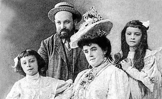 Marcelina Poncela, con su marido y sus hijas.