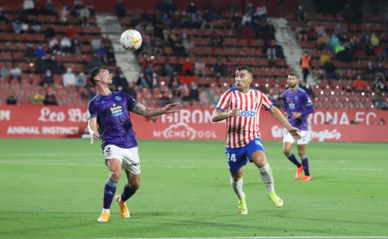 Luis Pérez intenta domar un balón aéreo 