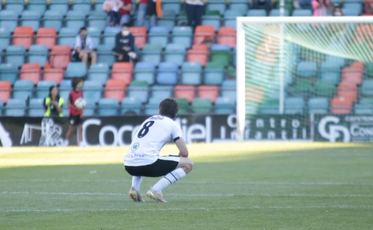 Amaro, agachado tras finalizar el partido en el Helmántico.