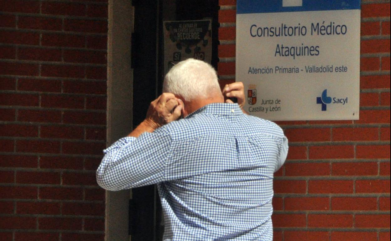 Un vecino acude al centro de salud de Ataquines. 