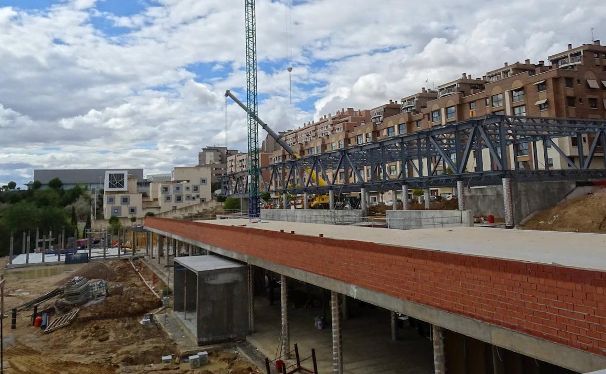 La grúa coloca la estructura metálica de la futura biblioteca. 