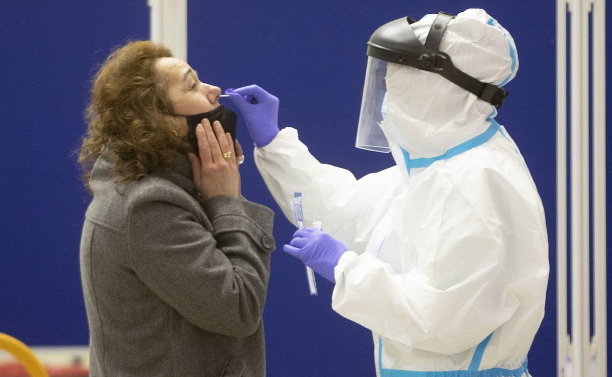 Una mujer se somete a una prueba de detección de coronavirus.