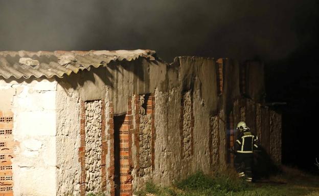 Un bombero, durante las labores de extinción. 