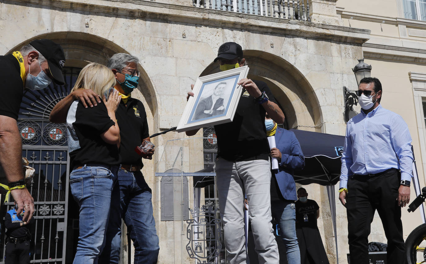 El padre del joven fallecido muestra uno de los recuerdos recibidos.