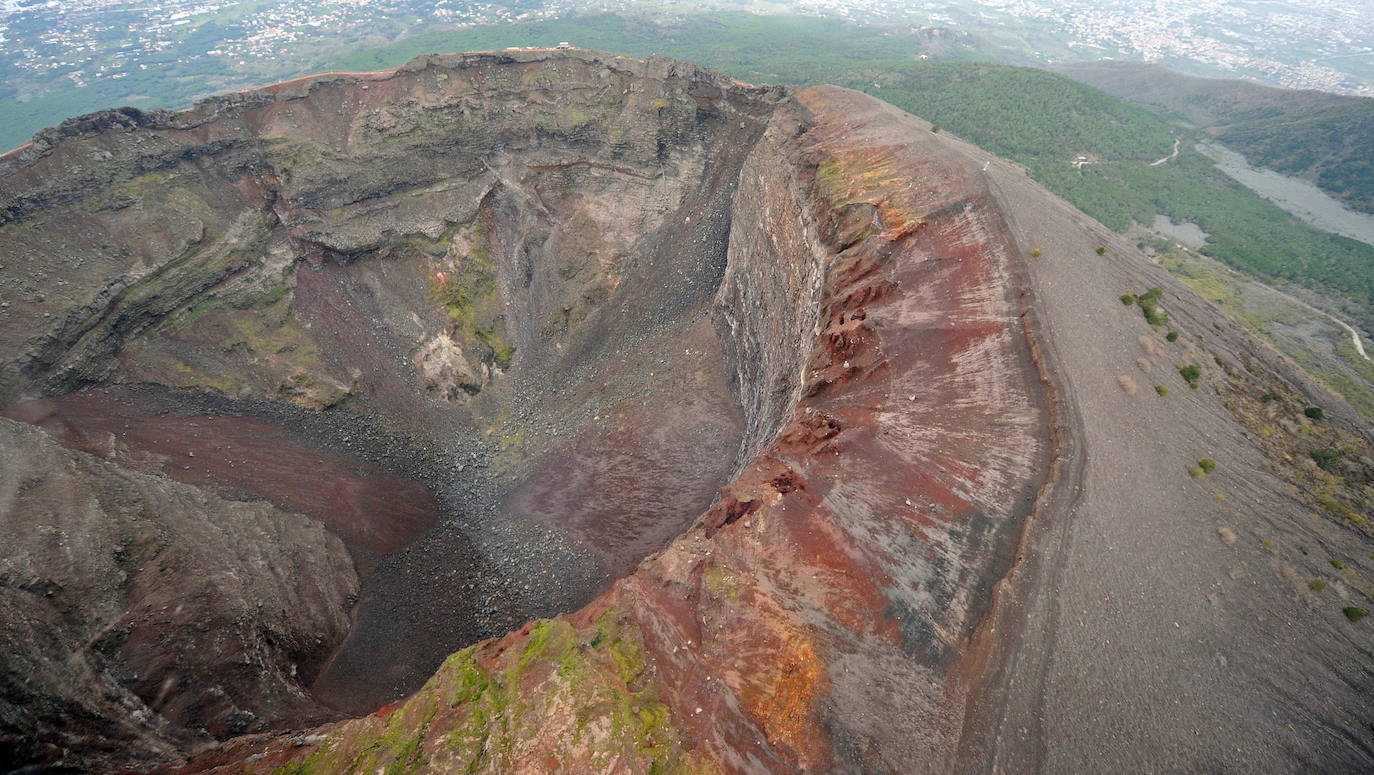 El volcán que arrasó en el año 79 con la ciudad de Pompeya también se encuentra activo, aunque no expulsa lava desde 1944. Eso sí, los sustos son constantes en el sur de Italia, ya que los desprendimientos de tierra del cráter suelen levantar nubes de polvo y ceniza, provocando falsas alarmas. Hasta 600.000 personas de 18 pueblos viven en las faldas del monte, en el perímetro que alcanzaría la lava. Hoy en día es un atractivo turístico y una visita que no te debes perder si visitas Nápoles.