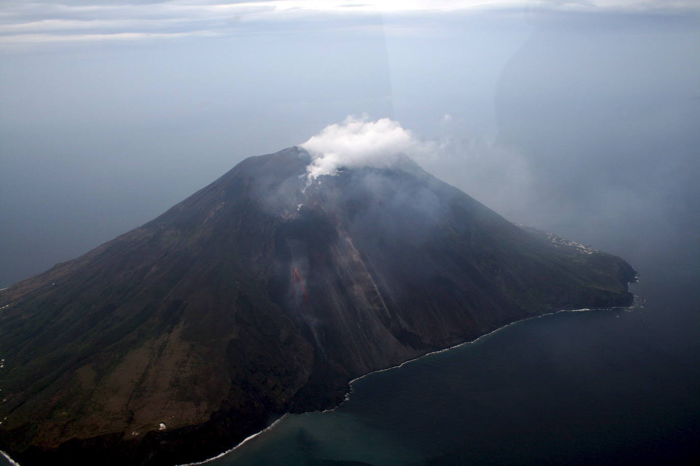 Hace tan solo dos años de la última erupción de este volcán, situado en la isla homónima de apenas 400 habitantes que se originó hace unos 6.000 años. En 2019, un excursionista perdió la vida cuando escalaba el volcán en el momento que entró en erupción. De hecho, hubo quien se lanzó al mar después de la explosión. Para los amantes del montañismo, deben saber que inhalar durante más de una hora el óxido de azufre de las emisiones volcánicas puede ser peligroso.