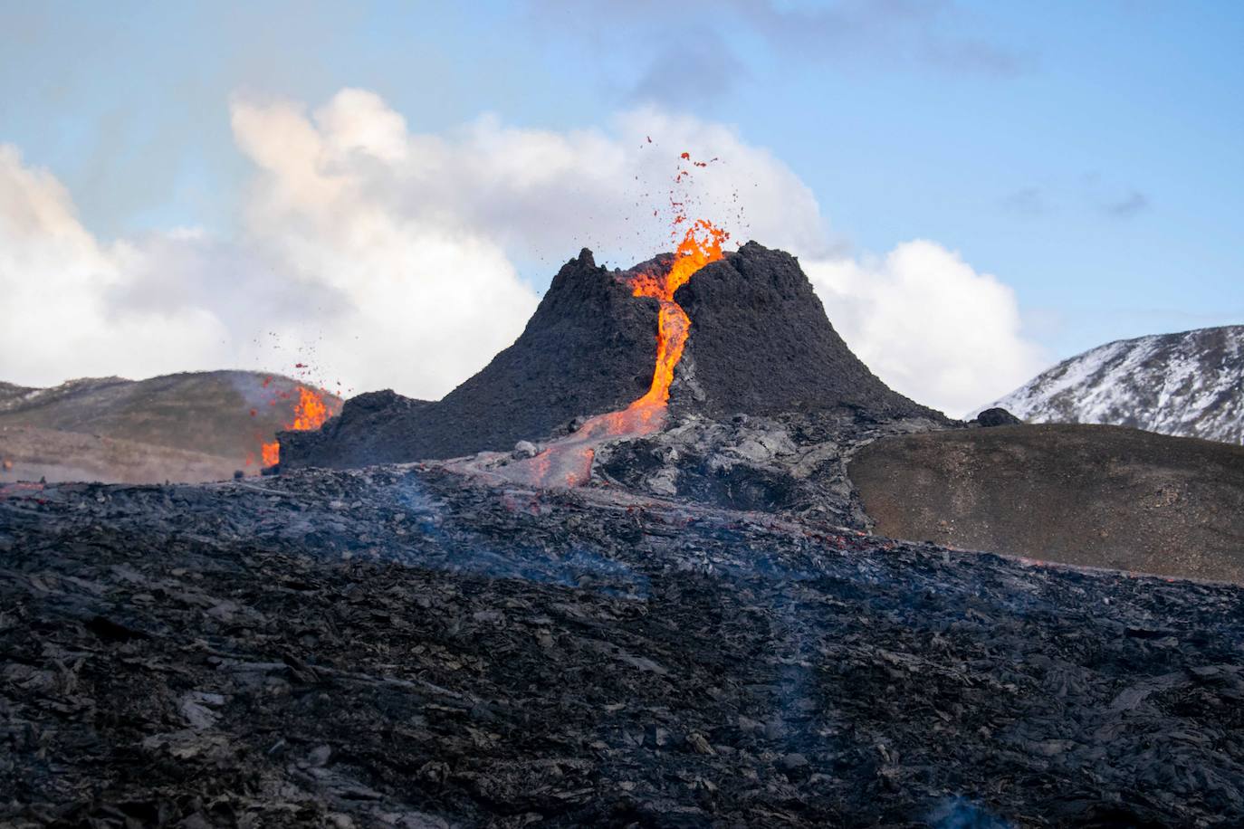 De nombre impronunciable, entró en erupción en marzo del presente año. Tras dos semanas de intensa actividad sísmica con terremotos que rozaron los 6 puntos de magnitud, los temblores se tradujeron en lava, aunque no hubo que lamentar ninguna incidencia. Situado a solo 30 kilómetros de la capital Reikiavik, el magma obligó a cerrar las carreteras limítrofes y las autoridades del país isleño pidieron a la población que no se acercase a la zona, aunque hubo muchos curiosos que se animaron a verlo lo más cerca posible.