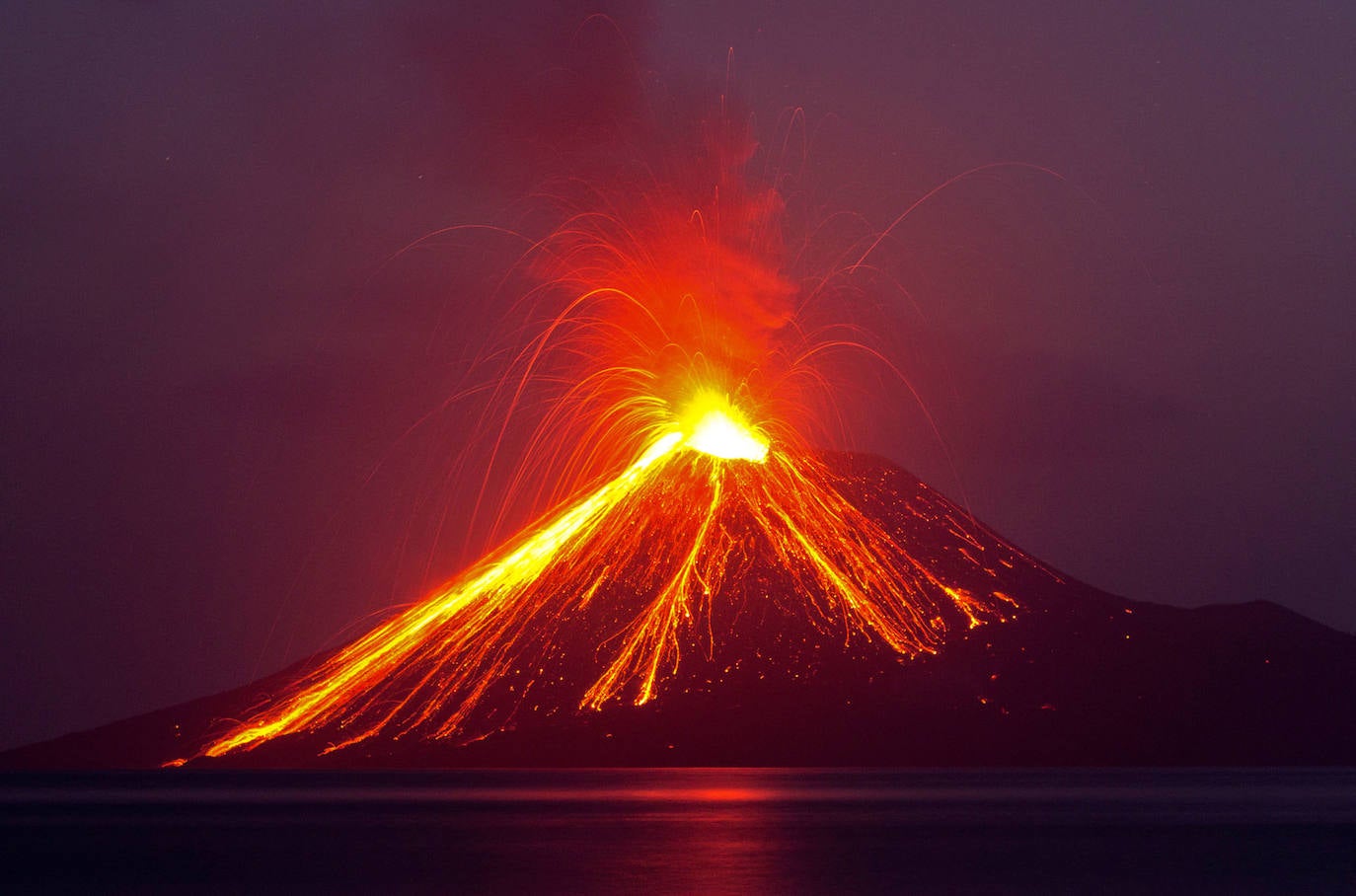 Uno de los volcanes más mortíferos del mundo. La última actividad registrada fue en abril de 2020, pero dos años antes el Krakatoa se cobraba la vida de 439 personas. Sin embargo, fue en 1883 cuando la erupción de este monte provocó un tsunami que dio como resultado un balance de 36.000 víctimas mortales.