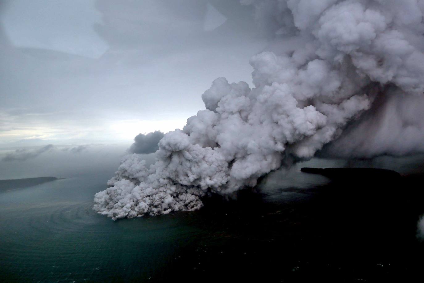 Uno de los volcanes más mortíferos del mundo. La última actividad registrada fue en abril de 2020, pero dos años antes el Krakatoa se cobraba la vida de 439 personas. Sin embargo, fue en 1883 cuando la erupción de este monte provocó un tsunami que dio como resultado un balance de 36.000 víctimas mortales.