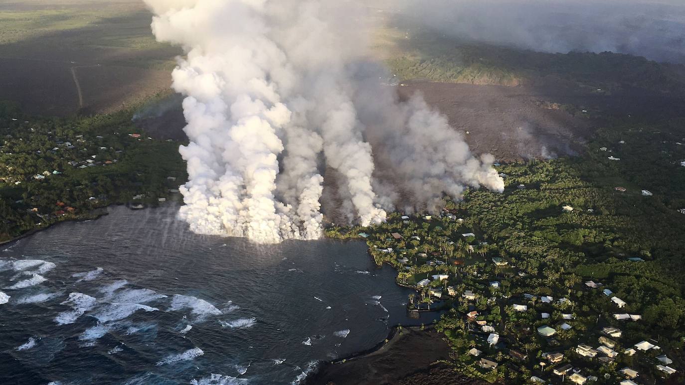 Este es uno de los volcanes más vivos de la Tierra. Su ubicación, cercana a zonas de residencia, convierte a este cráter en uno de los más peligrosos del mundo. A principios de mayo de 2018 se registraron numerosos pequeños terremotos que daban cuenta de la actividad del volcán y como consecuencia de su erupción, que finalizó a principios de septiembre, miles de personas tuvieron que ser evacuadas. La más reciente se registró el 25 de diciembre de 2020. Evaporó el agua que se había formado en el fondo de la caldera desde 2019 y dejó en su lugar un llamativo lago de lava.