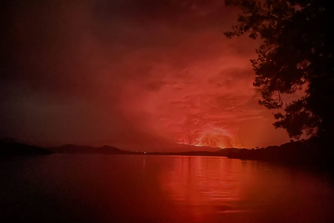 Goma, ciudad al este del Congo, sufrió este año un susto importante. El volcán Nyiragongo entró en erupción el pasado mayo y decenas de miles de personas tuvieron que refugiarse en las aldeas cercanas. La última erupción importante se produjo en 2002, llevándose por delante la vida de 3.000 personas. En esta ocasión, la lava destruyó una docena de aldeas, pero se detuvo de forma fortuita a la entrada de la ciudad, cerca del aeropuerto. Eso sí, la última actividad trajo consigo sendos seísmos.