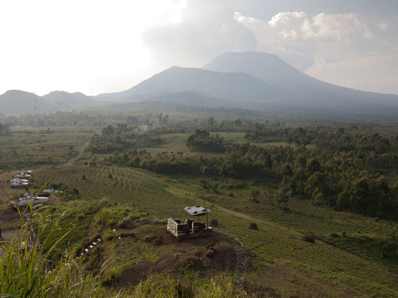 Goma, ciudad al este del Congo, sufrió este año un susto importante. El volcán Nyiragongo entró en erupción el pasado mayo y decenas de miles de personas tuvieron que refugiarse en las aldeas cercanas. La última erupción importante se produjo en 2002, llevándose por delante la vida de 3.000 personas. En esta ocasión, la lava destruyó una docena de aldeas, pero se detuvo de forma fortuita a la entrada de la ciudad, cerca del aeropuerto. Eso sí, la última actividad trajo consigo sendos seísmos.