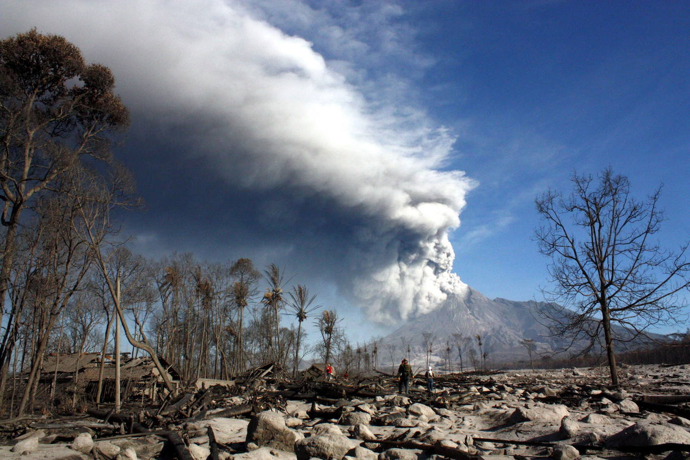 A finales de enero de 2021, el Merapi entraba en erupción. Las columnas de humo, que alcanzaron los 3 kilómetros de altura, expulsaron una mezcla de lava, cenizas y humo. Esta actividad se hizo notar también en forma de temblores y avalanchas de rocas ardientes. Hace once años, el Merapi provocó una auténtica catástrofe, cuando causó la muerte de 347 personas y obligó a la evacuación de otras 400.000.