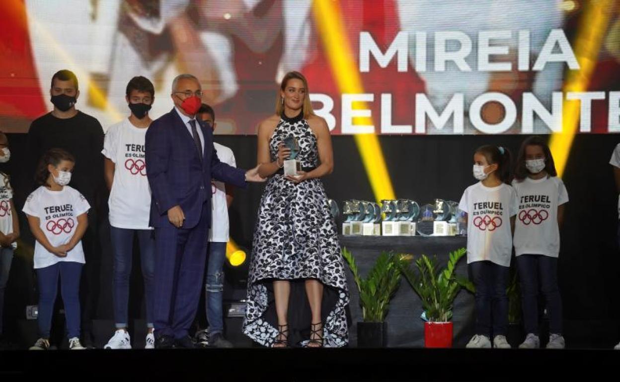 Mireia Belmonte recoge el premio a su trayectoria de manos del presidente del COE, Alejandro Blanco.