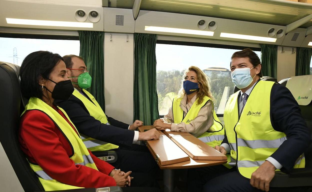 La ministra de Transportes junto con el presidente de la Junta, en el primer viaje de la variante. 