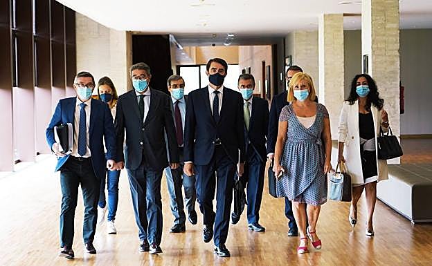 Imagen principal - Suárez-Quiñones recuerda que se preveía que el de Navalacruz «sería un gran incendio»