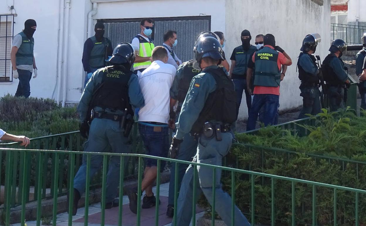 Los agentes conducen a 'Rafita' al registro de su domicilio en Girón. 